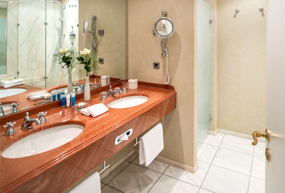 Deluxe Room - Photo 6
