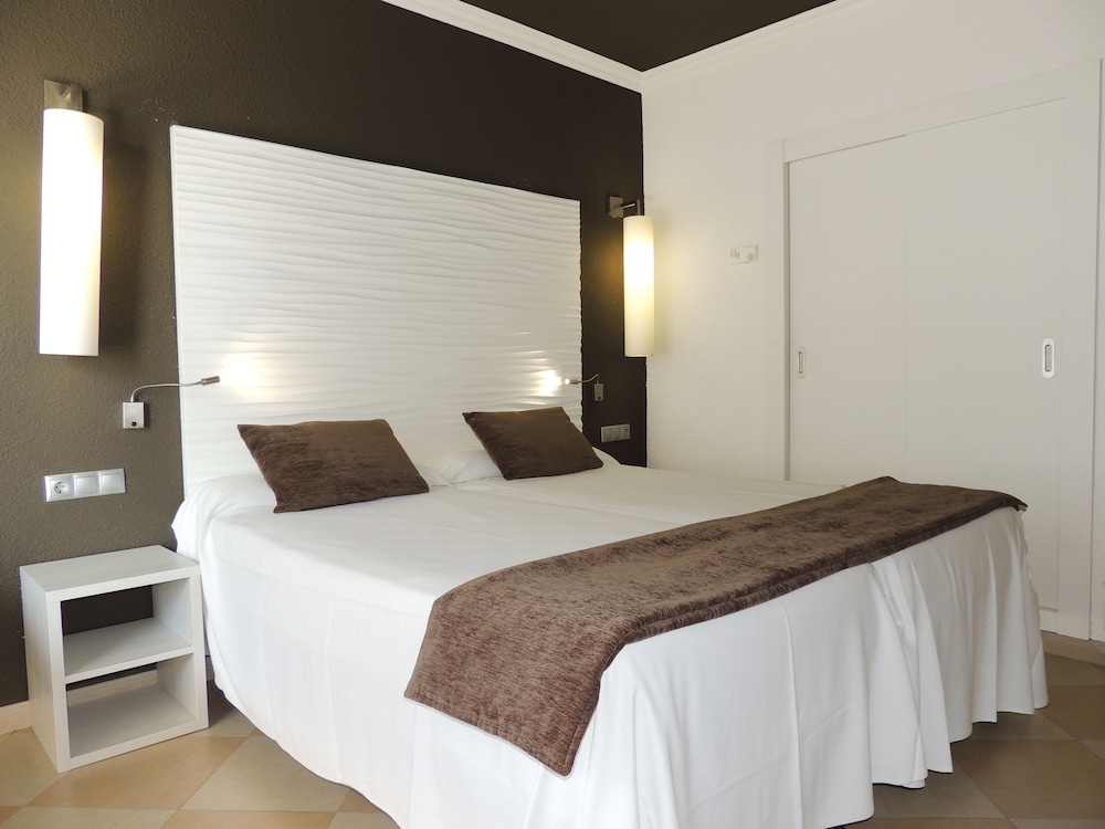 Standard Double Room Single Use (2)