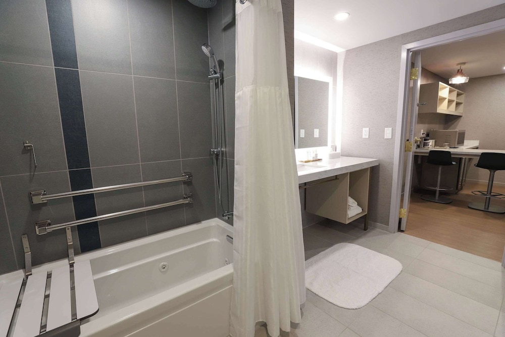 Suite, 1 King Bed, Non Smoking (Accessible) - Photo 8