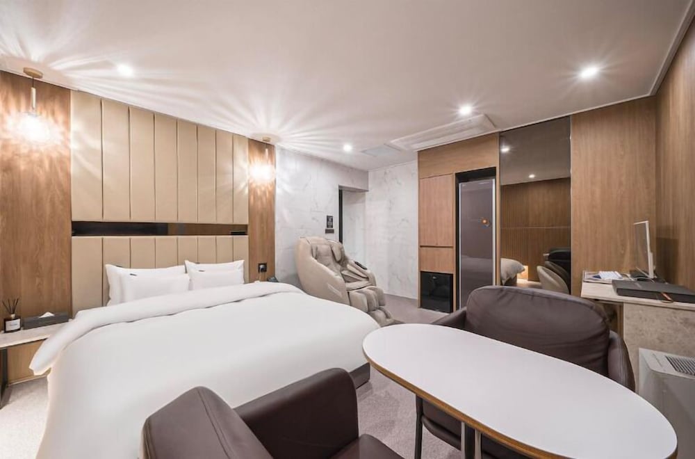 Superior King Room - Photo 6