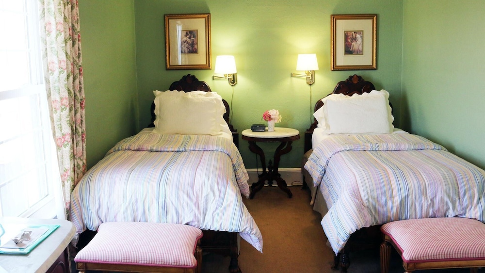Standard Single Room, 2 Twin Beds, Lake View photo 1