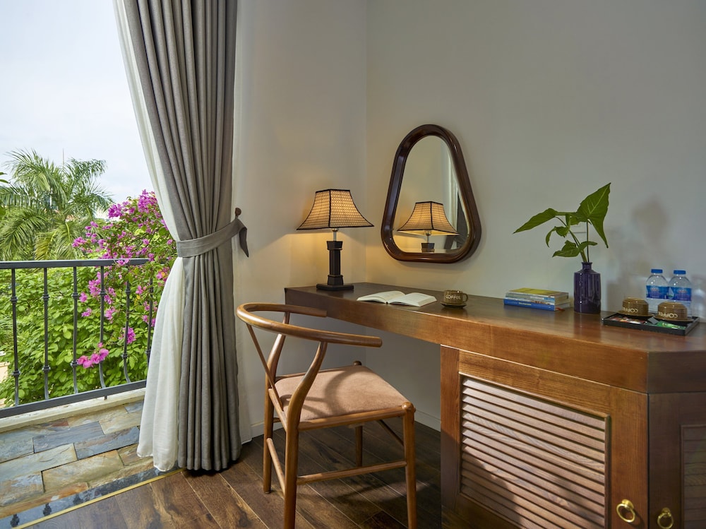 Deluxe Double Room, 1 King Bed, Balcony, Mountain View - Photo 3