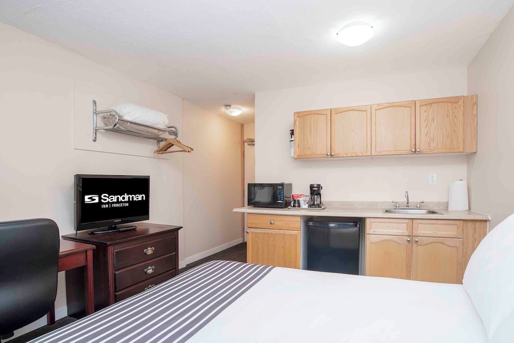 Standard Room, 1 Queen Bed, Kitchenette photo 3