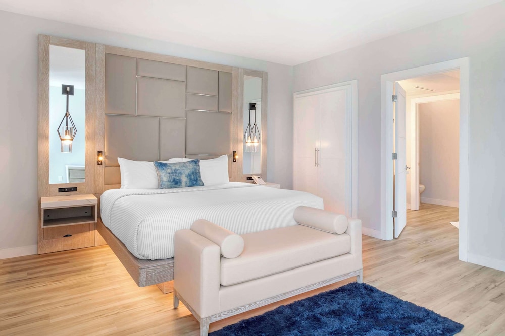 Suite, 1 King Bed, Non Smoking - Photo 1