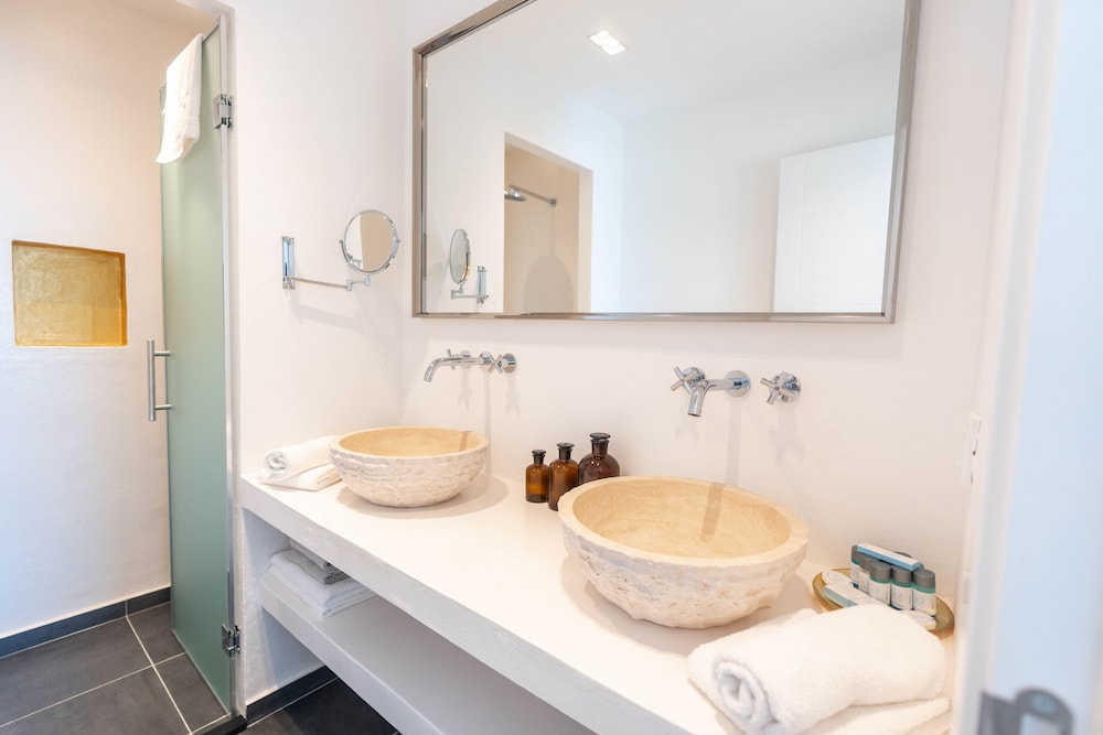 Junior Studio Suite, 1 King Bed, Balcony, Sea View photo 3