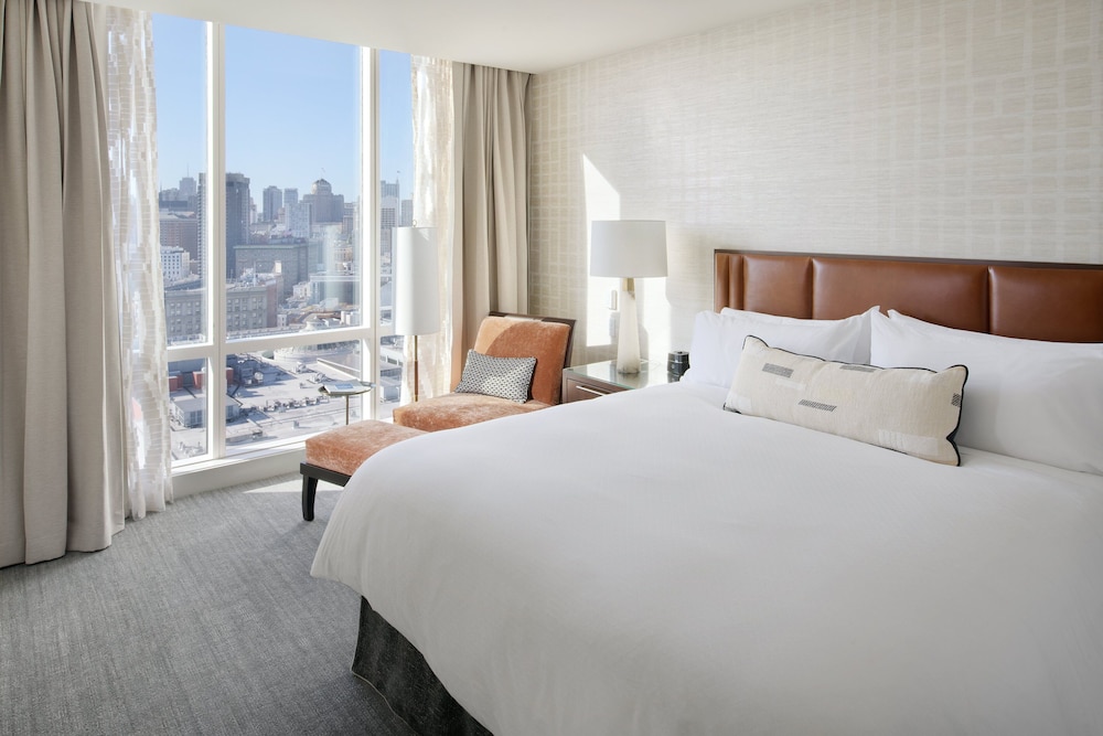 Suite, 1 Bedroom (West Side View) thumbnail 6