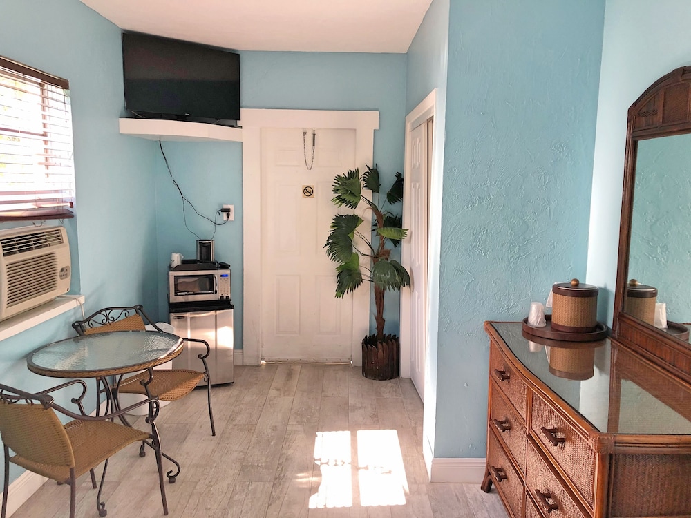 Cottage, 1 Queen Bed, Refrigerator & Microwave