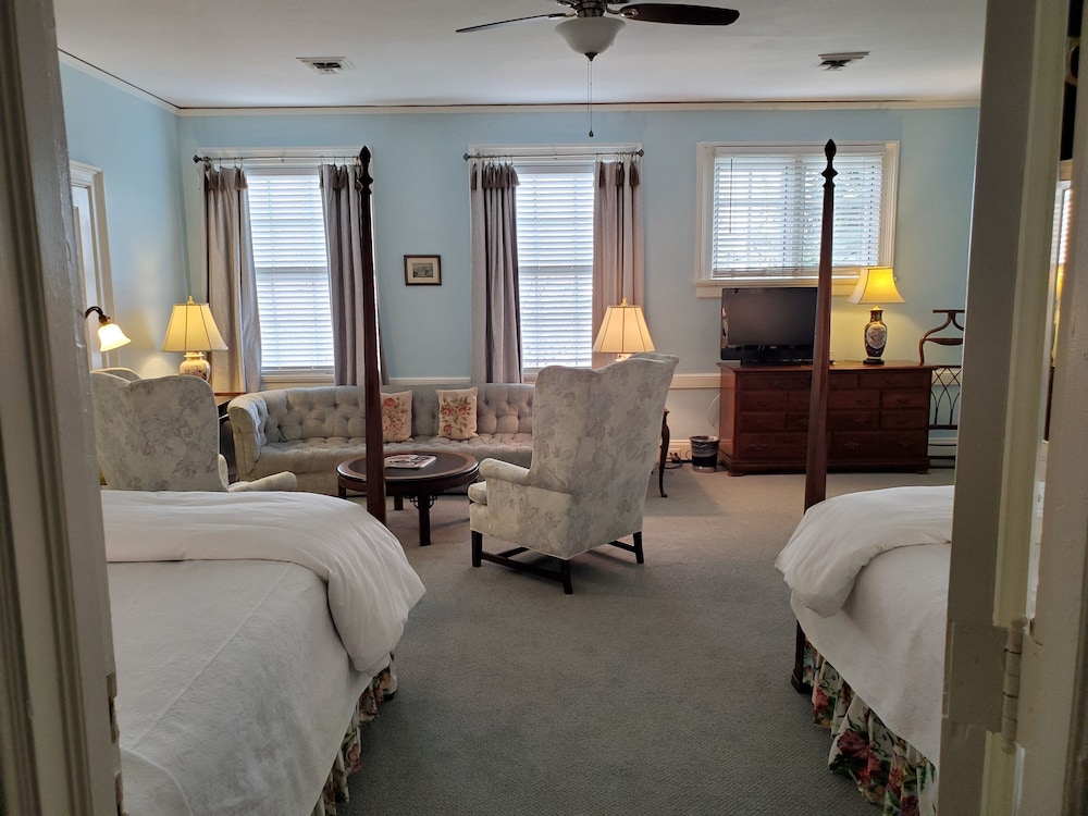 Room, Private Bathroom (Euclid)