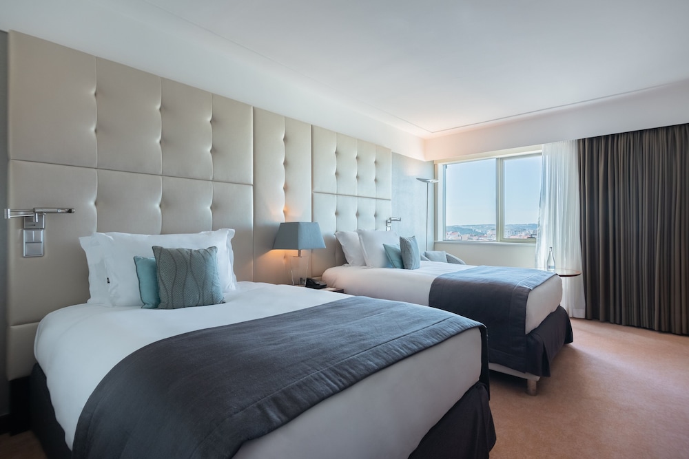 Suite, Multiple Beds (Panoramic) thumbnail 5