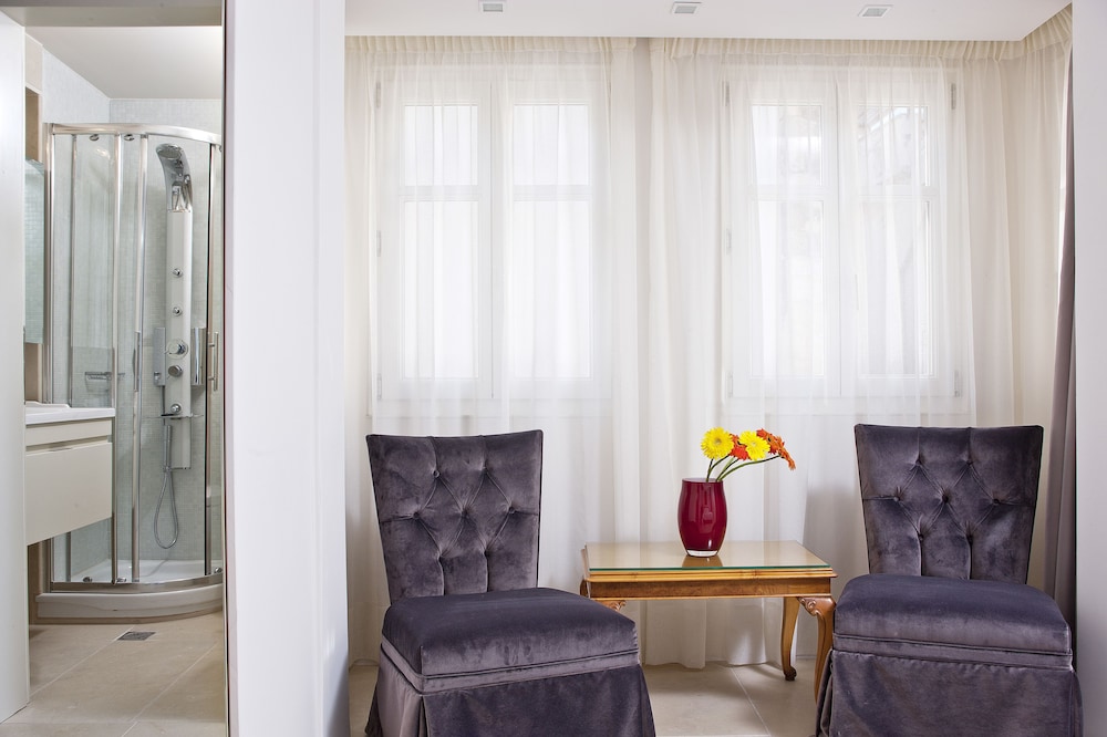 Executive Room (Estate) thumbnail 6