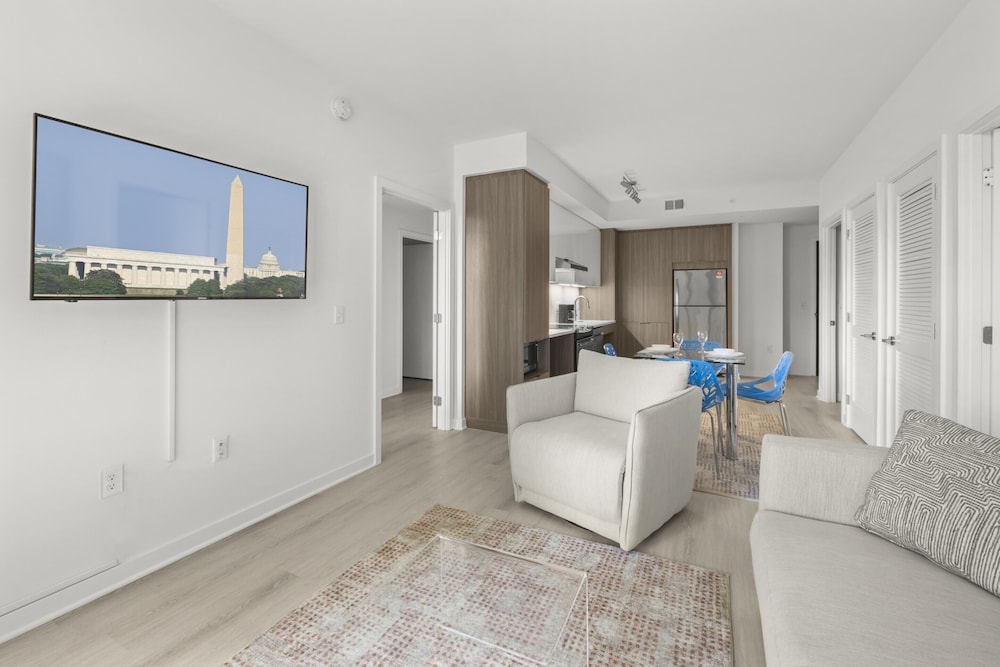 Luxury Apartment, 2 Bedrooms, Balcony (Room décor/layout/colors vary by unit) - Photo 9