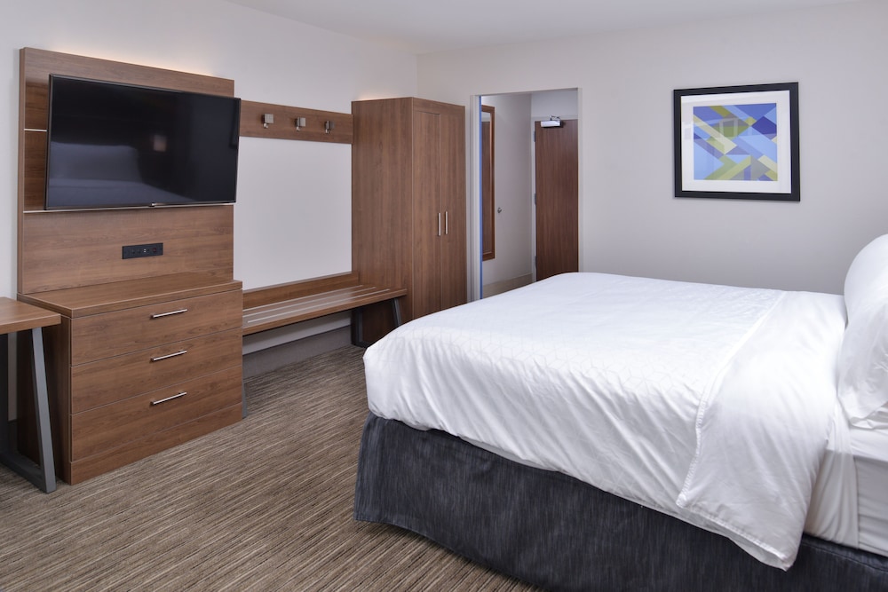 Standard Room, 1 King Bed, Accessible (Communication) photo 2