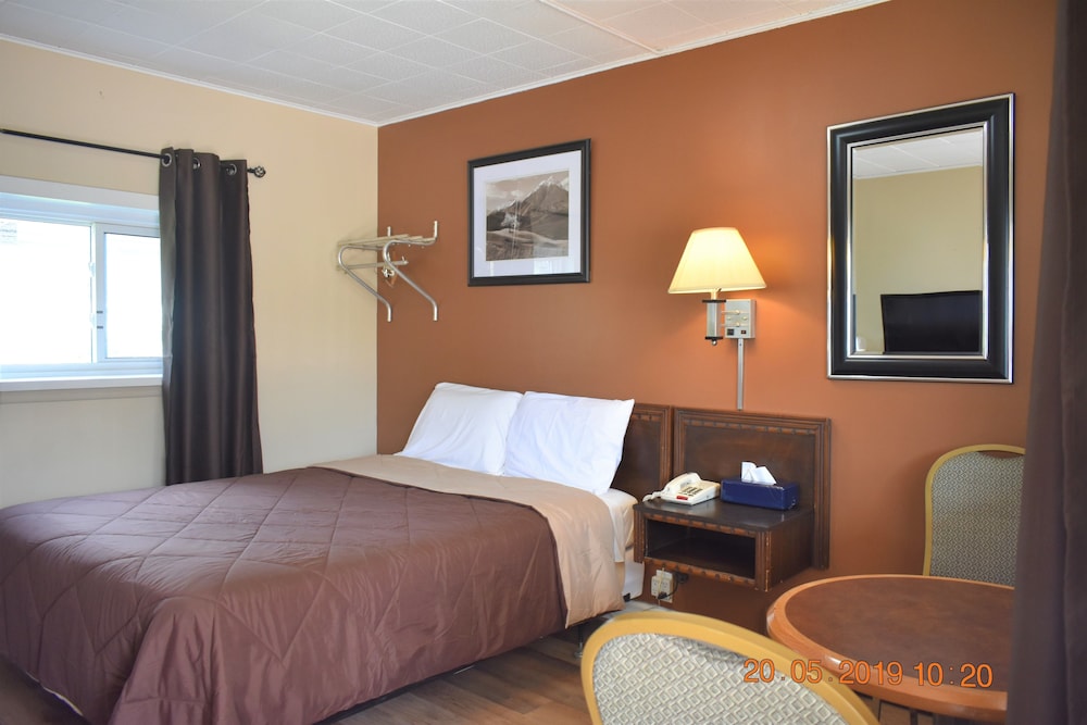Standard Room, 1 Queen Bed photo 1