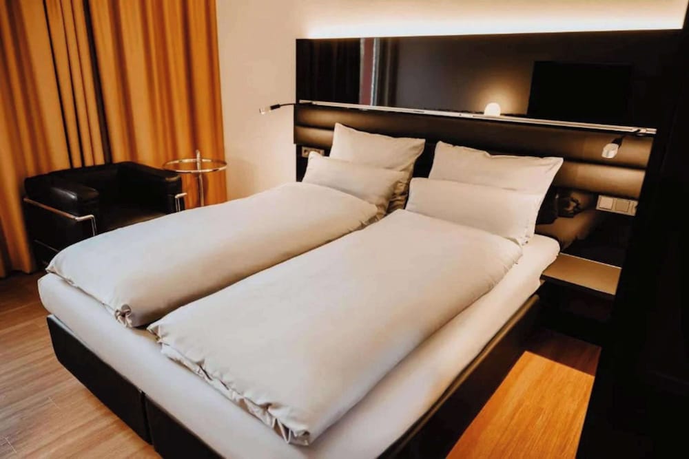Premium Room, 1 Queen Bed (Walk-in Shower) - Photo 1