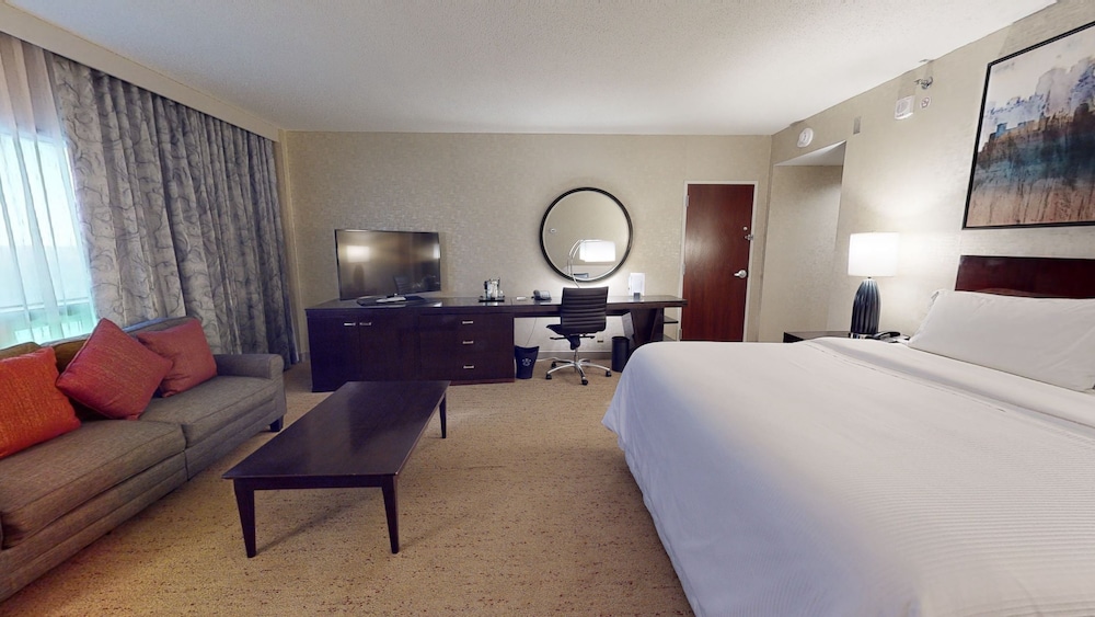 Junior Suite, 1 King Bed, Bathtub (Mobility/Hearing Accessible, Tub) photo 3
