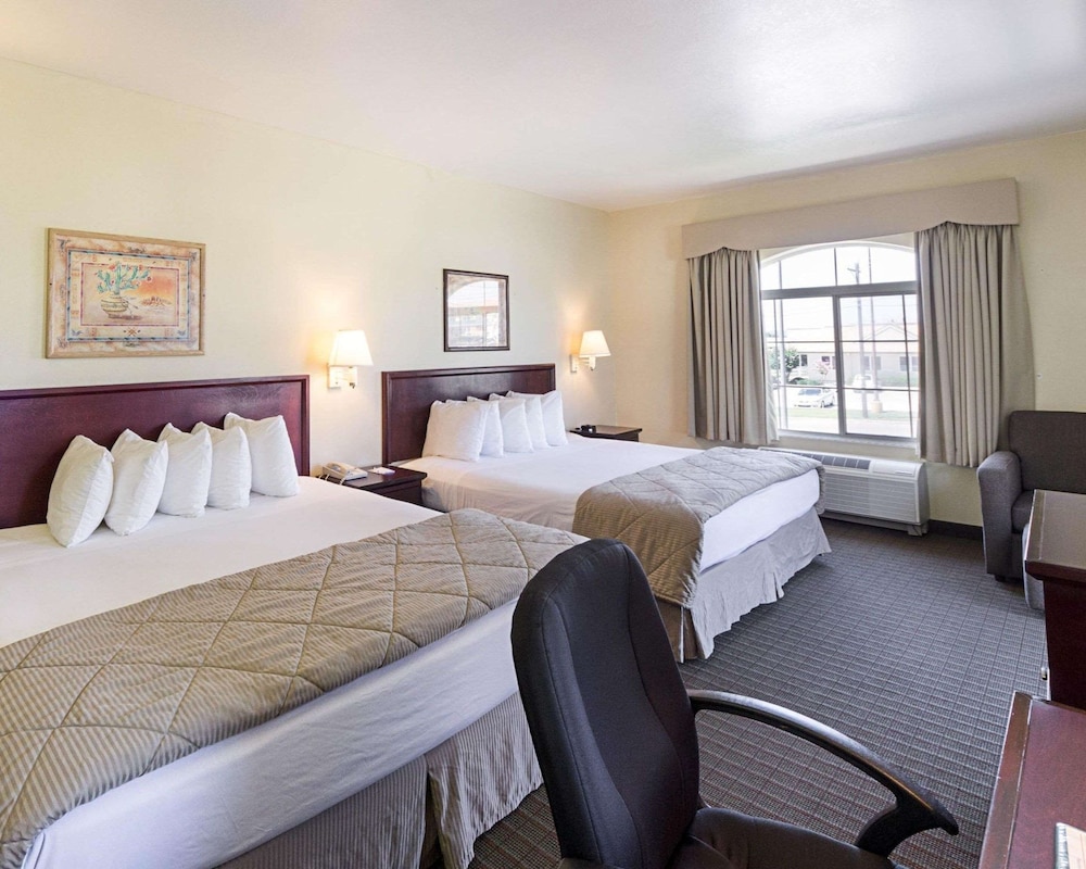 Standard Room, 2 Queen Beds, Non Smoking - Photo 2