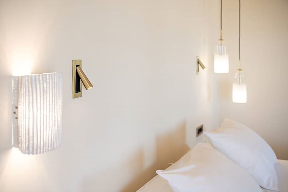 Honeymoon Suite with Outdoor Hot Tub & Sea View photo 2