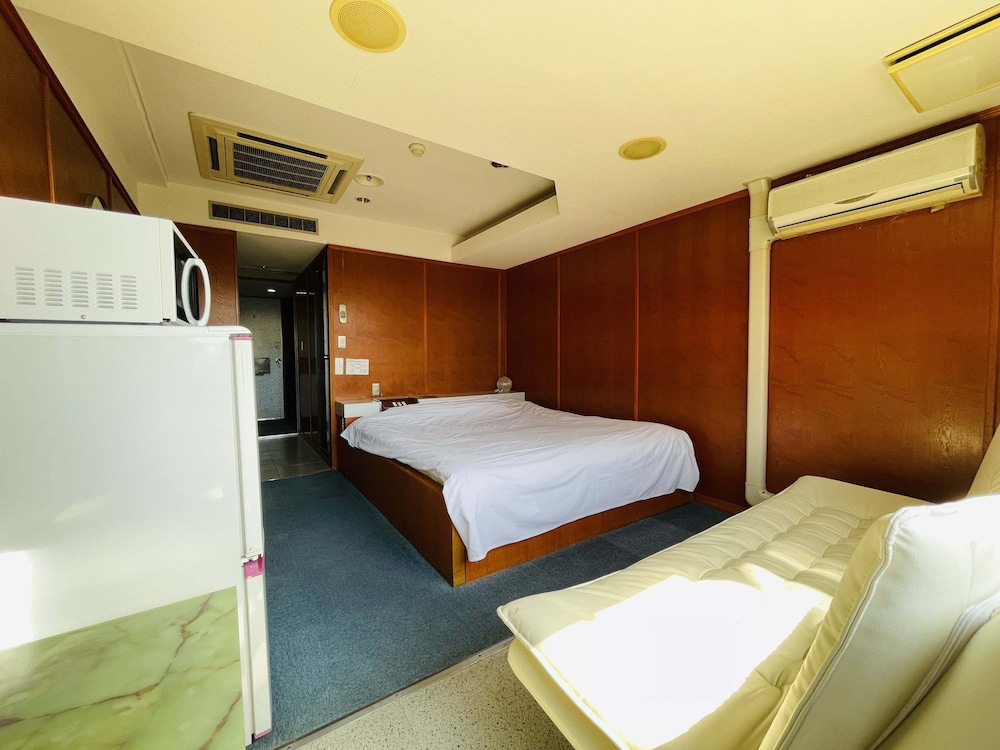 Deluxe Double Room With Shower Only And Sofa Bed (Non-Smoking)