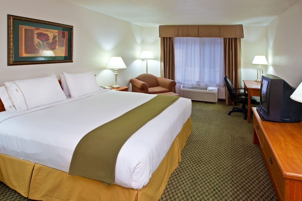 Suite, 1 King Bed with Sofa bed - Photo 4