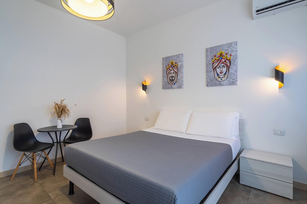 Double Room, 1 Queen Bed, Housekeeping, City View photo 2