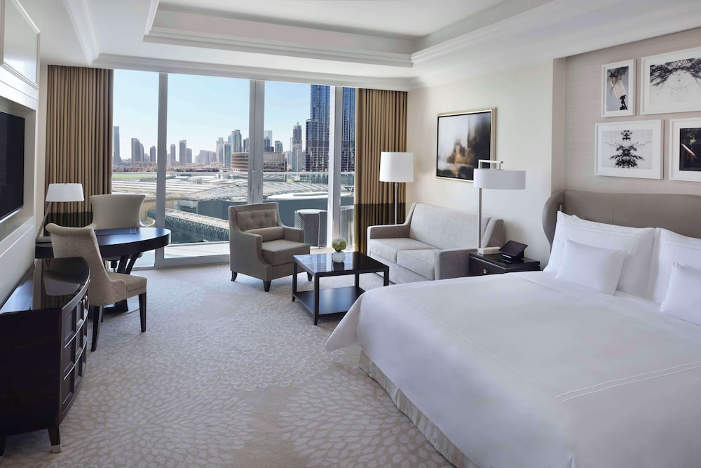 Club Room, 1 King Bed, City View (Grand Club Burj View Room King) photo 2