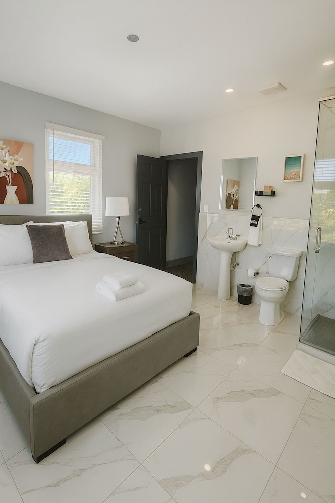 Basic Single Room, 1 Queen Bed