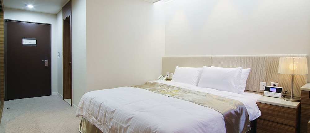 Deluxe Double Room, Partial Ocean View - Photo 2