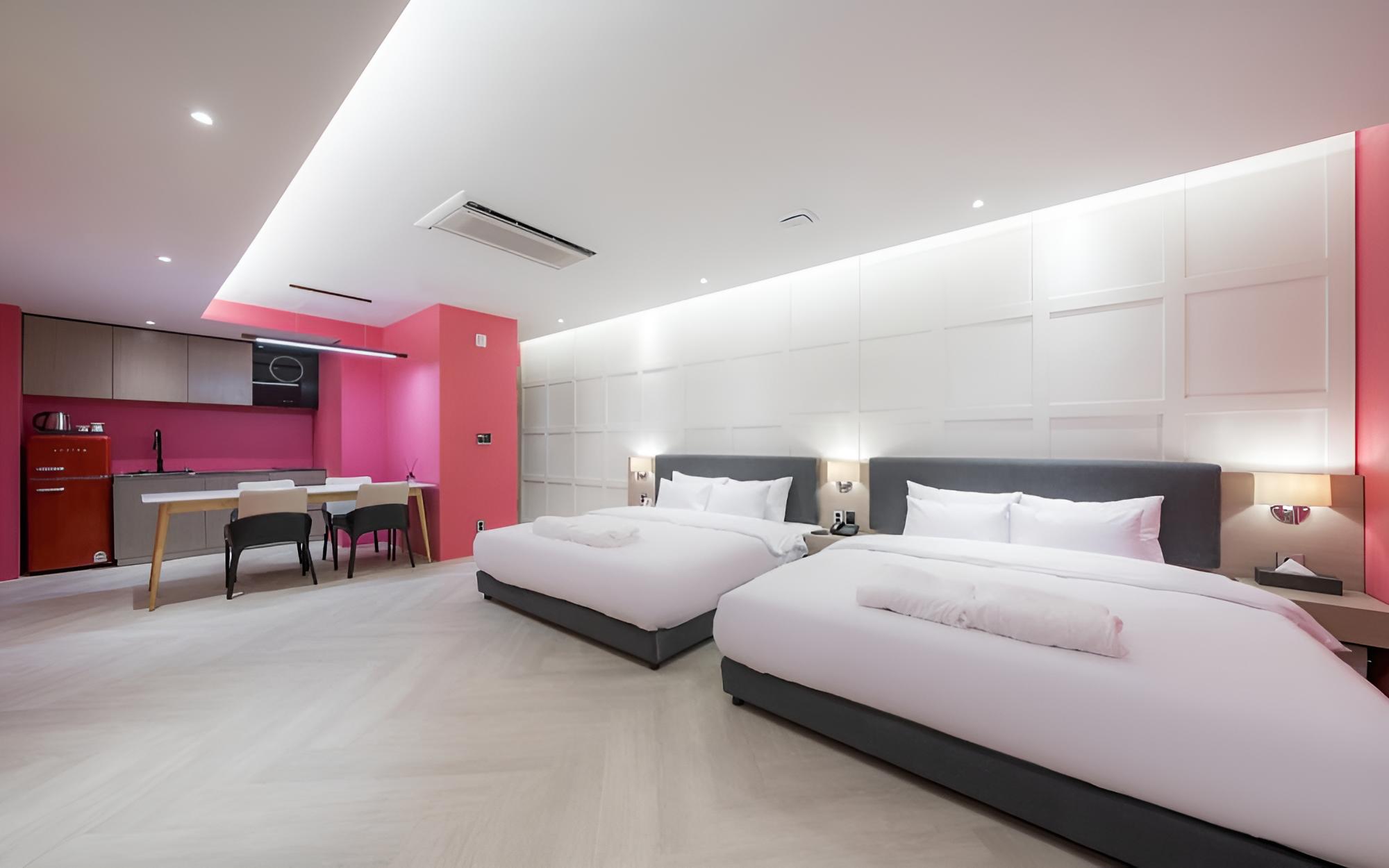 Room (Family 4-person room (mini pool 75-in)