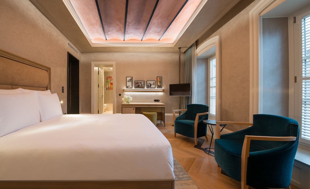 Deluxe Room, 1 Queen Bed (Deluxe Signature Room)