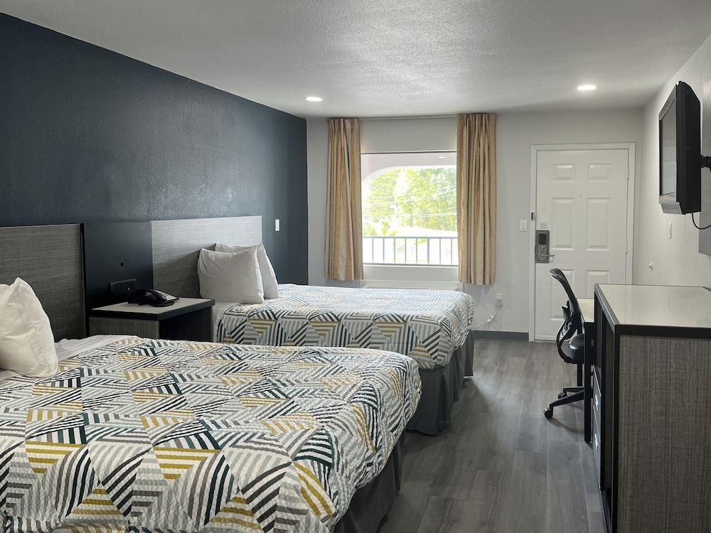 Deluxe Room, 2 Queen Beds, Non Smoking, Refrigerator & Microwave photo 2