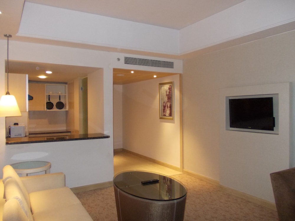 Executive Suite, 1 Bedroom - Photo 8