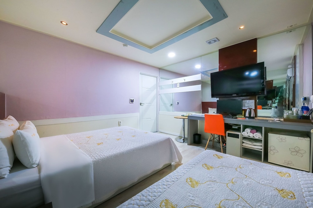 Twin Room (Random)