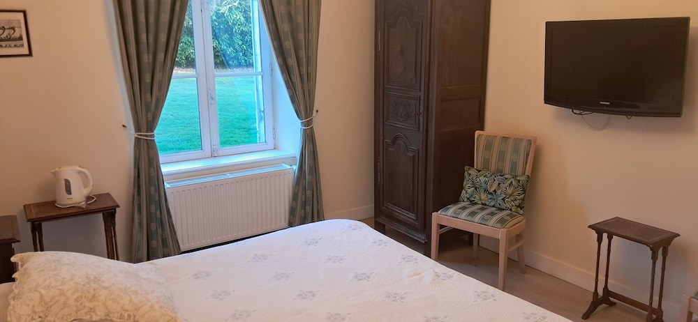 Double or Twin Room, Accessible, Ground Floor (Chambre Guillaume de Glos) photo 2