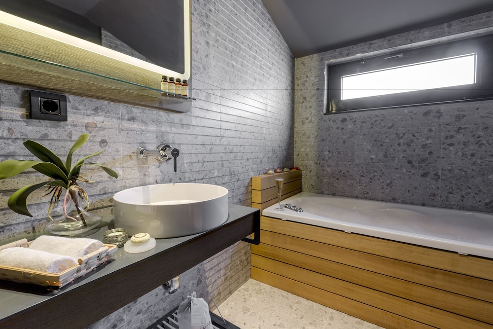 Deluxe Room, 1 King Bed with Sofa bed, Terrace photo 3
