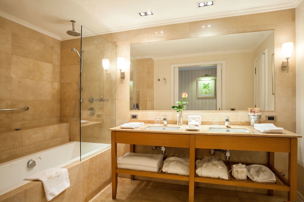 Deluxe Double Room - Photo 13