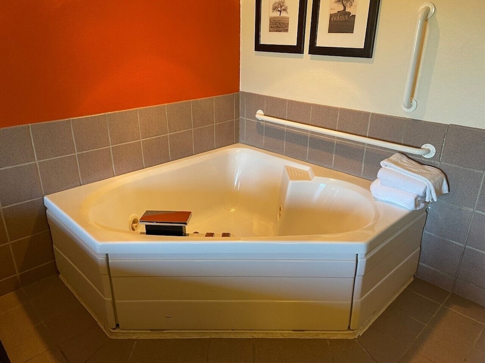 Studio Suite, 1 King Bed, Non Smoking photo 2