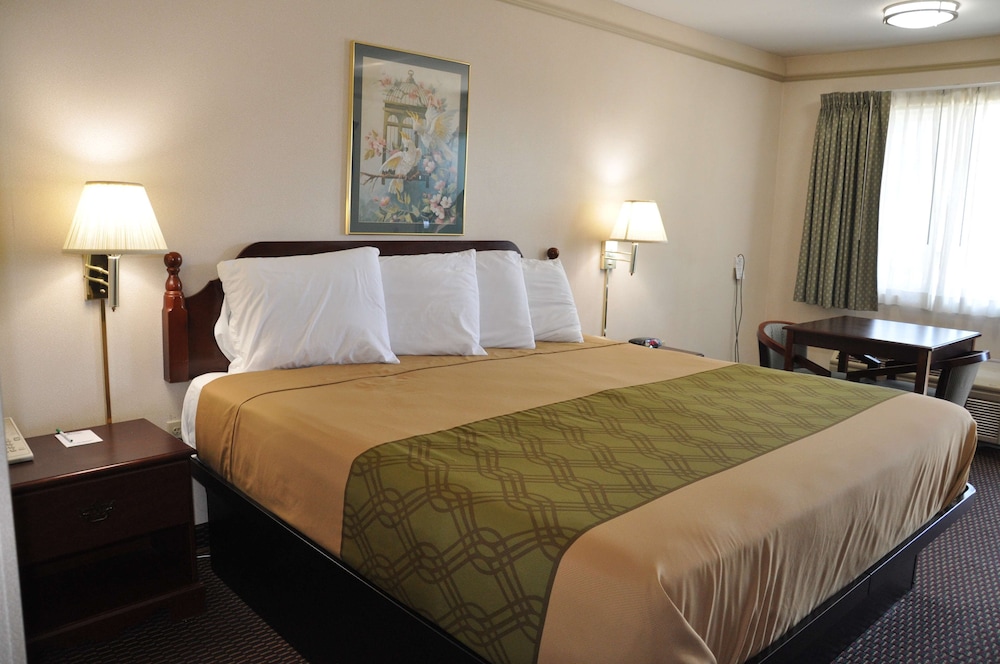 Standard Room, 1 King Bed, Accessible, Bathtub photo 2