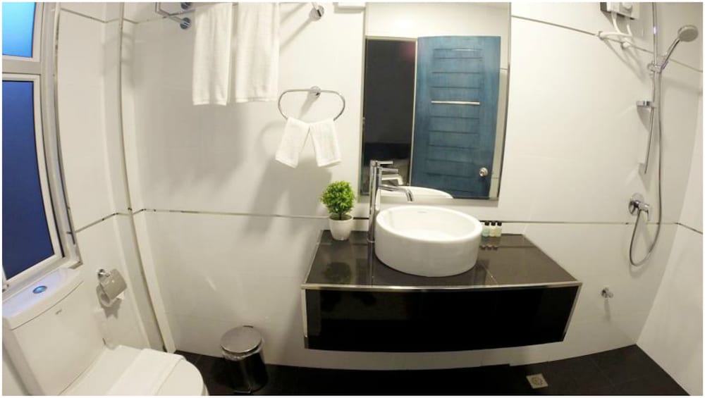 Family Quadruple Room, 1 Bedroom, Partial Sea View, Beachside photo 2