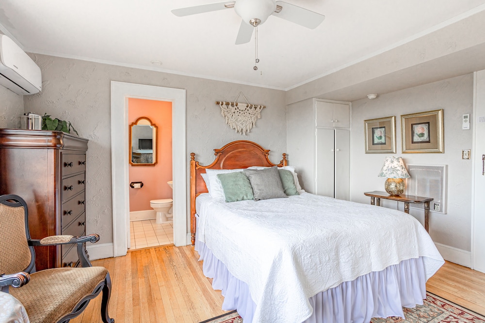 Plum Pretty Room photo 3