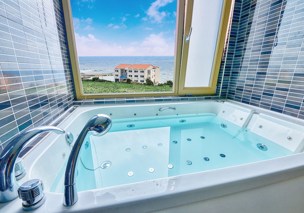 Honeymoon Suite, 1 Double Bed, Hot Tub, Ocean View photo 2