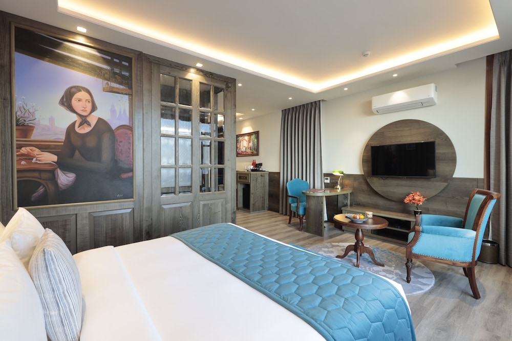 Suite, 1 King Bed, Mountain View photo 2