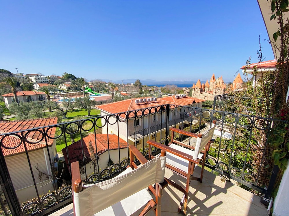 Family Room, Partial Sea View
