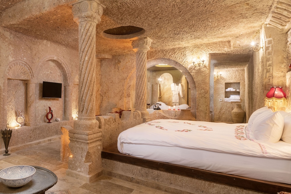 Luxury Suite - Photo 8