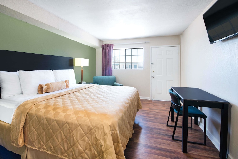 Suite, 1 King Bed, Non Smoking, Kitchenette photo 2