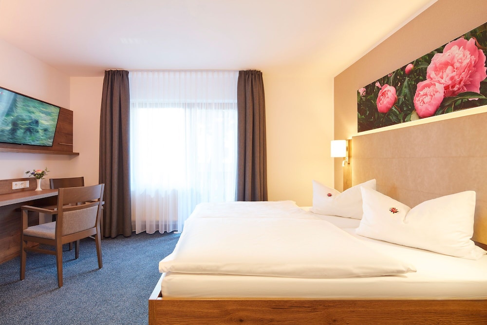 Deluxe Double Room, 1 Queen Bed, Non Smoking, Park View photo 3