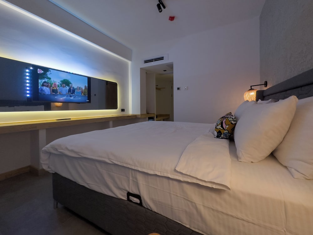 Classic Room, 1 King Bed, Non Smoking, Balcony - Photo 12