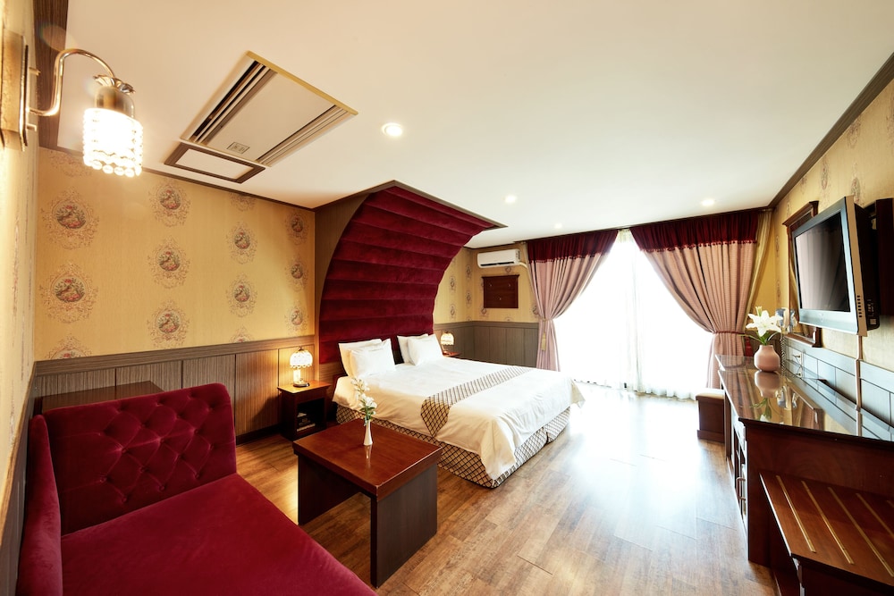Standard Double Room - Room Rate includes 2 people, Additional pay on site for more than 2 people - Photo 1