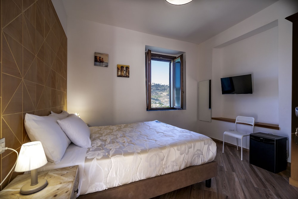 Standard Double Room - Photo 9