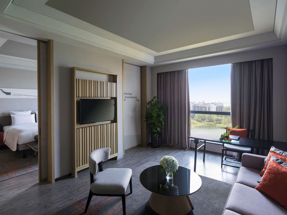 Superior Suite, 1 King Bed, Club Lounge Access photo 1