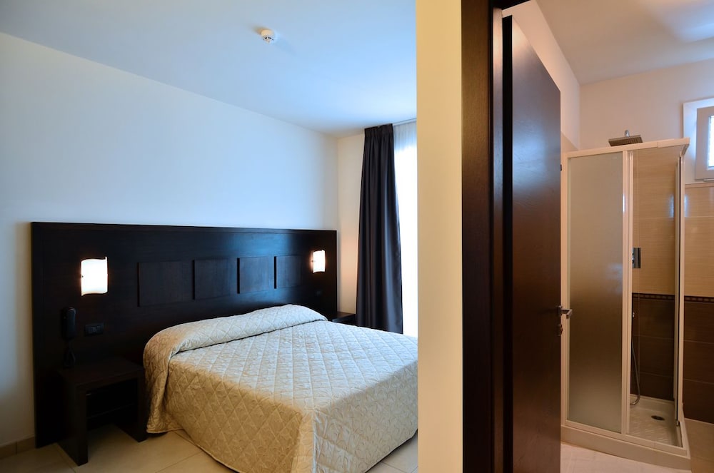 Classic Double Room, Private Bathroom - Photo 2